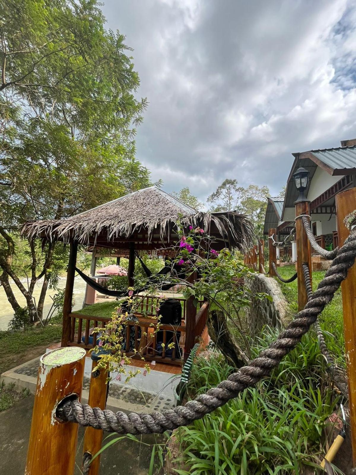 Asim Paris Guesthouse & Jungle Trekking Bukit Lawang Exterior photo